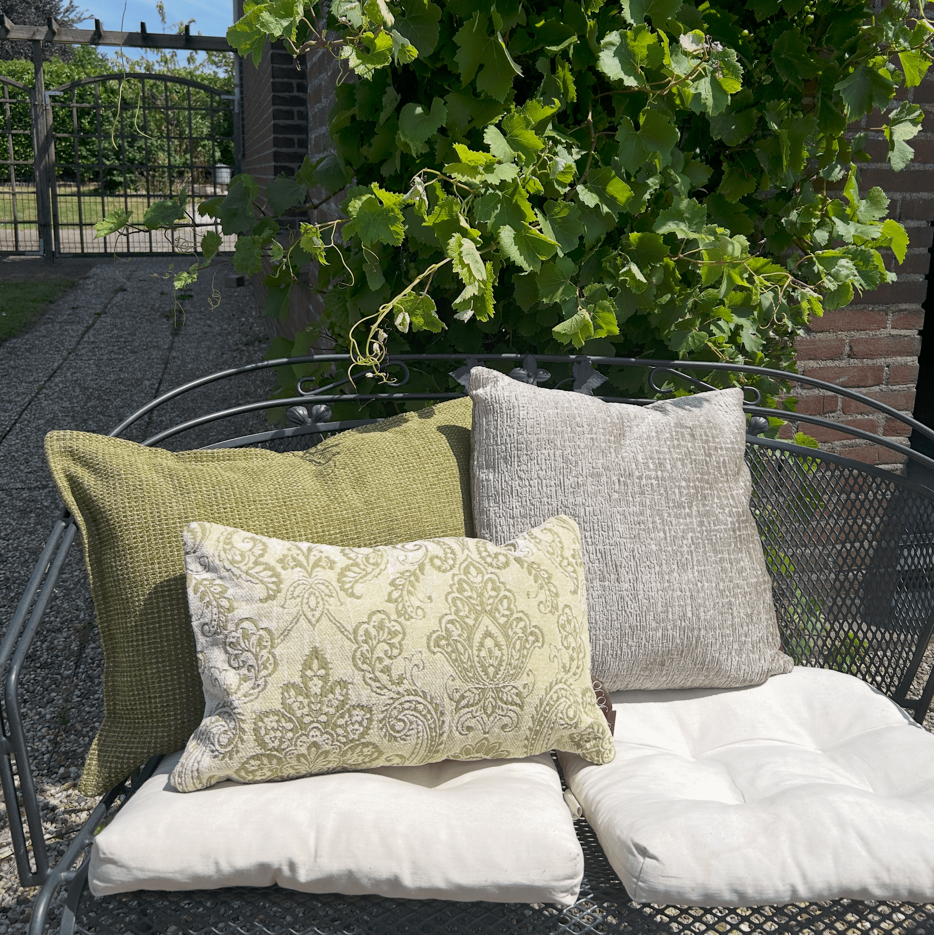 Beige sierkussen met groene print 30 x 50