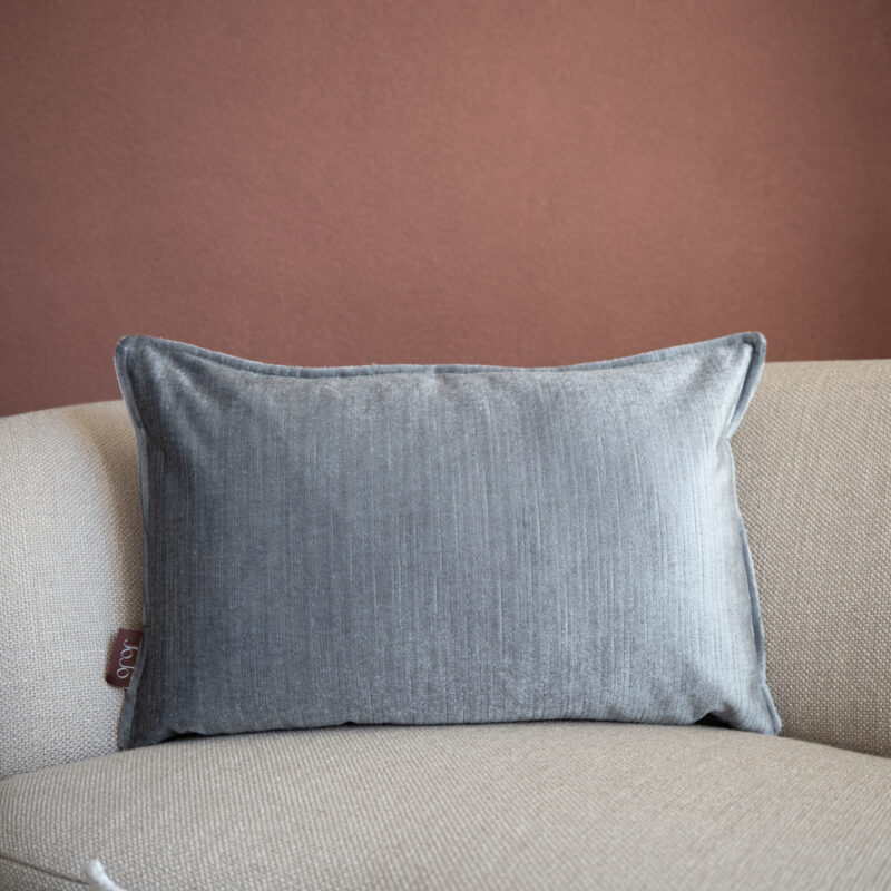 Baby blue sierkussen met bies 40x60