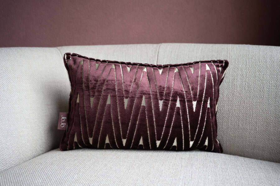 Burgundy sierkussen met bies 30x50