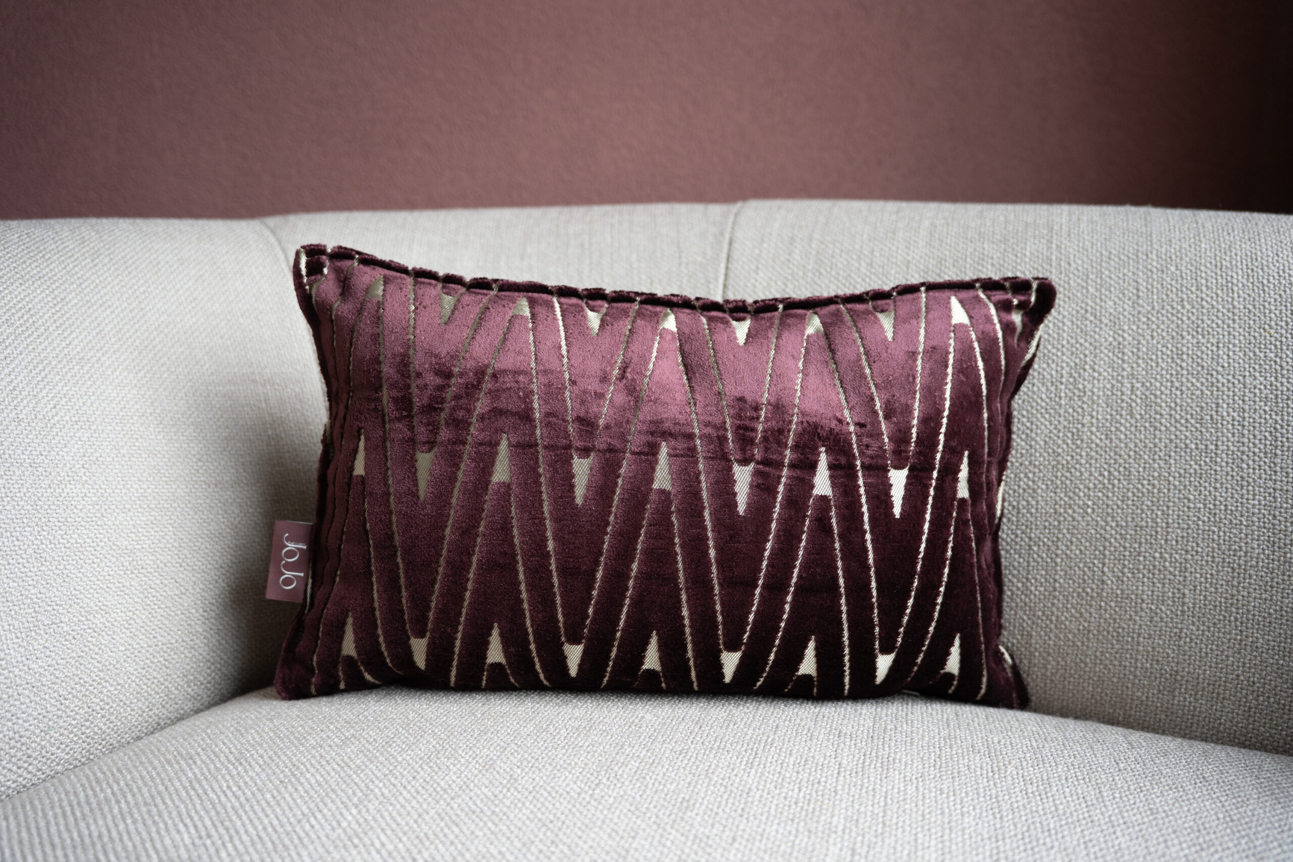 Burgundy sierkussen met bies 30x50