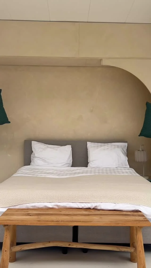 Geef jouw slaapkamer een sfeervolle make-over met 1 simpele stap… sierkussens toevoegen! Zeg gedag tegen een standaard bedopmaak en hallo tegen een warm en sfeervol geheel. 😍💤

#sierkussens #sierkussen #pillow #slaapkamerstyling #slaapkamer #bedroom #slaapkamerinspiratie #interiorstyling #bedroomdesign #slaapkamerinrichting