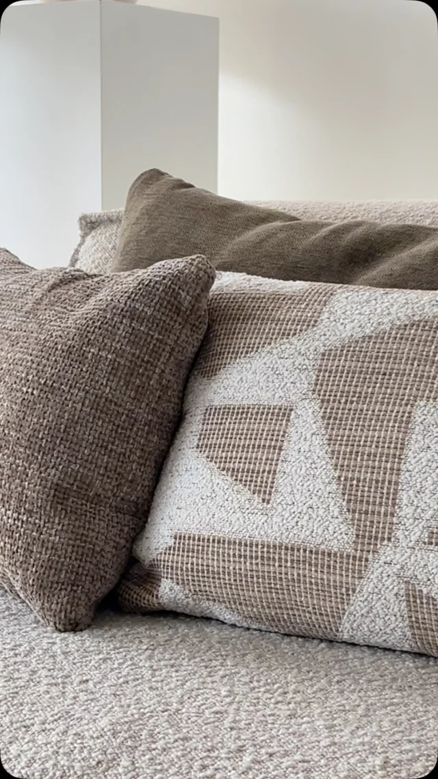 Japandi lovers opgelet! 👀 Deze sierkussens hebben allemaal een prachtig plekje gekregen in verschillende interieurs. Dat betekent ook dat de reststof van het Graphic Bouclé sierkussen op is! 

We hebben wél nog 2 Graphic Ecru sierkussens op voorraad als japandi eye-catcher. Meer informatie vind je op de website!🔗

#sierkussens #sierkussen #japandi #japandiinterior #japandistyle #interieurstyling #interieuraddict #interieurinspiratie