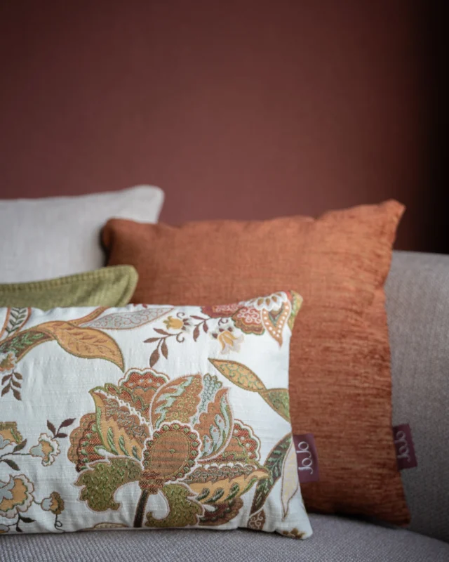 Mix & match voor de perfecte combinatie 🧡✨ Wij zijn helemaal fan van deze combinatie! Zowel de groene kleur als de roestkleur komen samen in het 30 bij 50 kussen. De kleuren zijn zelfs exact te vinden in de print van het eye-catcher kussen: hoe tof is dat!

#sierkussens #pillows #cushion #sierkussen #interieurinspiratie #interiordesign #wooninspiratie #woonkamer