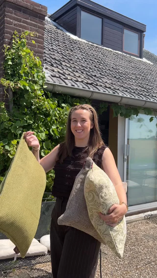 Je tuin gezellig maken? Het hoeft echt niet ingewikkeld te zijn! Een paar sierkussens doen al wonderen voor een compleet nieuwe look and feel in jouw loungeset.

Wat dacht je van deze combinatie met groene tinten? De kussens zorgen voor extra gezelligheid en fleuren het oude bankje helemaal op!🌻

#buitenleven #tuininspiratie #zomertuin #tuinmakeover #handgemaakt #upclyce #duurzaaminterieur