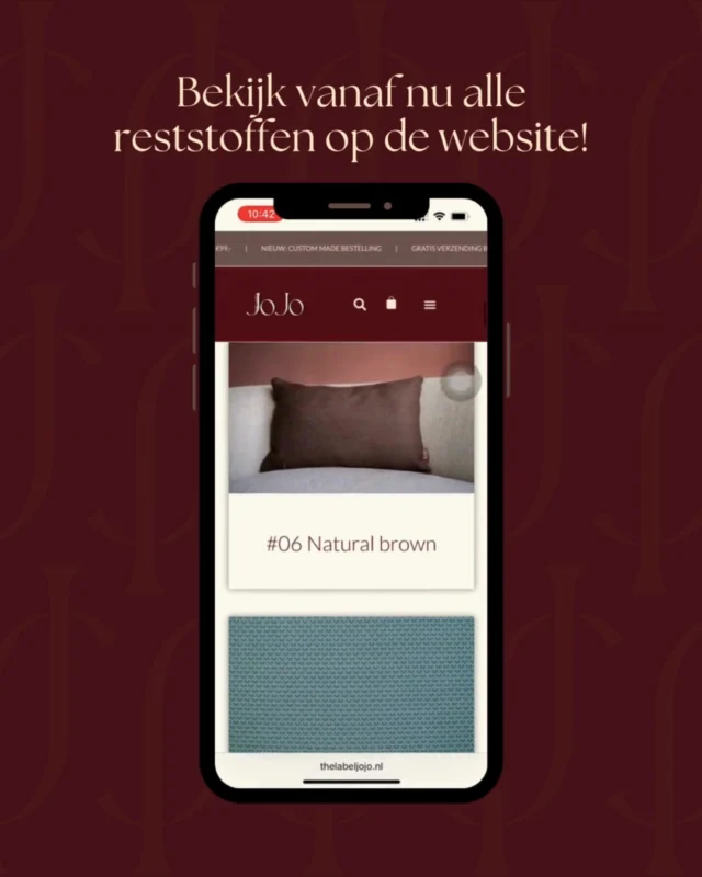 ‘Huh, maar wat kan ik dan allemaal bestellen en wat is er allemaal mogelijk?’ Nou, heel veel! Daarom bekijk je vanaf nu op onze website alle reststoffen die we momenteel op voorraad hebben. 35 stoffen staan op één pagina, zodat je lekker kunt neuzen tussen alle printjes, kleuren en materialen.

En heb je na het bekijken stof gevonden waar je helemaal fan van bent? Dan kun je zelfs stalen bestellen! Zo kun je de stof voelen en in jouw interieur zien. Ben je daarna overtuigd? Dan gaan we samen aan de slag om jouw op maat gemaakte bestelling samen te stellen! 🪡